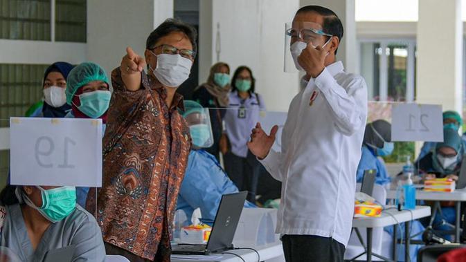 Presiden Joko Widodo (Jokowi) dan Menteri Kesehatan Budi Gunadi Sadikin meninjau vaksinasi COVID-19 massal Tahap I bagi 6.000 Tenaga Kesehatan Wilayah DKI Jakarta di Istora Senayan Jakarta pada Kamis, 4 Februari 2021. (Dok Kementerian Kesehatan RI)