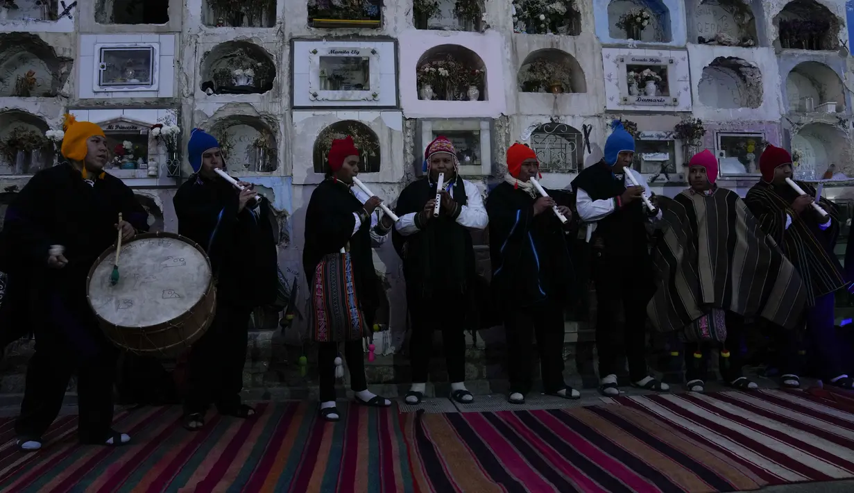 Musisi tampil pada tur Pemakaman Umum pada perayaan Hari Kematian di La Paz, Bolivia, 29 Oktober 2021. Warga mengunjungi pemakaman pada perayaan Hari Kematian untuk menggambarkan kehidupan musisi dan komposer terkenal Bolivia yang telah dimakamkan di kuburan. (AP Photo/Juan Karita)