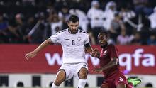 Farshad Noor (kiri) saat bermain untuk Timnas Afghanistan pada kualifikasi Piala Dunia 2022 Grup E melawan Qatar di Stadion Jassim bni Hamad Stadium, 5 September 2019. (AFP)