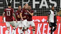 Penyerang AC, Ante Rebic (tengah) berselebrasi setelah menjebol gawang Juventus pada laga Serie A di San Siro, Rabu (8/7/2020) dini hari WIB. (AFP/Miguel Medina)