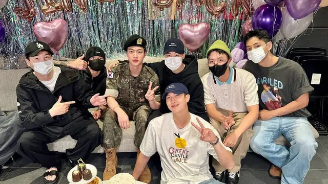 Jin BTS Resmi Lulus Wamil, Wajahnya Dipuji Terlihat Lebih Muda