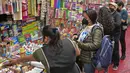 Orangtua membeli perlengkapan sekolah di Mexico City, Meksiko, Selasa (24/8/2021). Orangtua di Meksiko sibuk membeli perlengkapan sekolah jelang pembukaan kembali fasilitas pendidikan yang dijadwalkan Senin depan. (PEDRO PARDO/AFP)