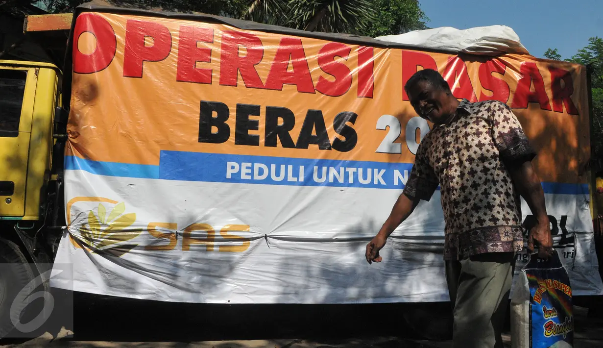 Seorang warga tampak membawa karung beras, Jakarta, Minggu (21/6/2015). Operasi Pasar diluncurkan Kemendag untuk membantu warga mendapatkan beras dan daging murah saat Ramadan. (Liputan6.com/Herman Zakharia)
