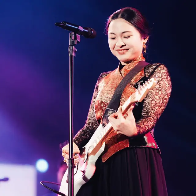 Debut di Prambanan Jazz, Bernadya Ribka Tampil Memukau dengan Kebaya Janggan Modifikasi