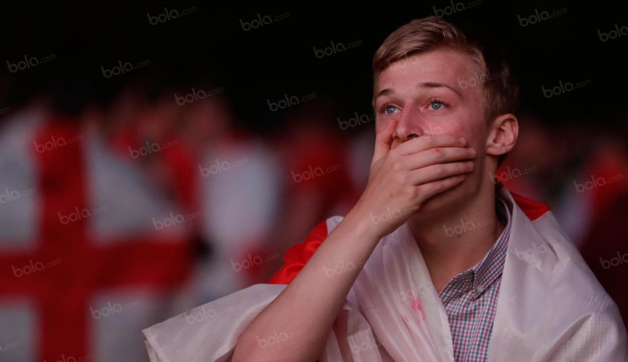 Raut ekspresi penuh kekecewaan terpancar dari seorang fans Inggris saat negaranya harus tersingkir dari 16 besar Piala Eropa 2016. (Bola.com/Vitalis Yogi Trisna)