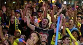 Para suporter bersorak merayakan kemenangan Kolombia di pertandingan semifinal Copa America 2024 melawan Uruguay, Envigado, provinsi Antioquia, Kolombia pada 10 Juli 2024. (JAIME SALDARRIAGA/AFP)