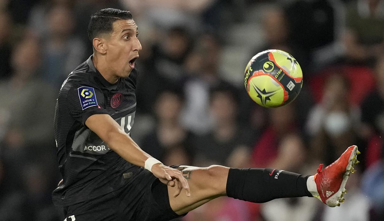 Angel Di Maria. Gelandang serang PSG ini mengikat kontrak terbaru selama 1 tahun dengan Los Blancos sejak Maret 2021 dan akan habis akhir musim 2021/2022 ini. Total 7 musim, ia telah tampil dalam 269 laga di semua kompetisi dengan mencetak 89 gol dan 112 assist. (AP/Christophe Ena)