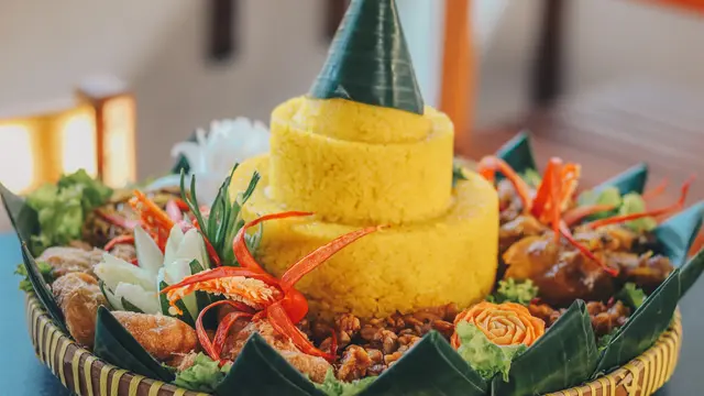 wanita agustus tradisi tumpeng
