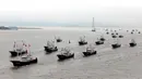 Kapal-kapal penangkap ikan berlayar menuju Laut China Timur di Zhoushan, Provinsi Zhejiang, China timur, pada 16 September 2020. Kapal-kapal penangkap ikan berangkat dari sejumlah pelabuhan di Provinsi Zhejiang pada Rabu (16/9) siang waktu setempat. (Xinhua/Yao Feng)