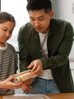 labeling pada anak—baik dalam bentuk negatif maupun positif—dapat menciptakan efek psikologis yang dikenal sebagai self-fulfilling prophecy. (foto/dok: freepik)