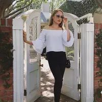 Ini 5 tips pakai atasan off-shoulder yang kece.