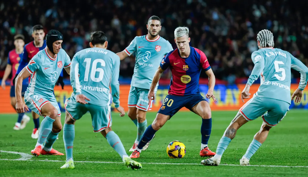 Barcelona menutup tahun tahun 2024 dengan kehilangan posisi puncak di klasemen Liga Spanyol. Bertanding di kandang sendiri Balugrana justru menyerah 1-2 dari Atletico Madrid. (AP Photo/Joan Monfort)