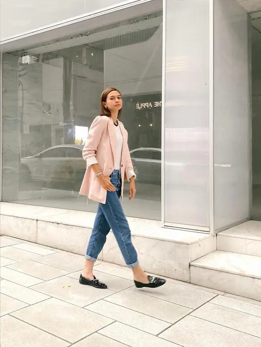 Bergaya smart-casual, Yuki Kato tampil menawan dalam balutan blazer warna pink bersama white t-shirt dan celana jeans. Flat shoes pun melengkapi penampilannya. (Instagram/yukikt).