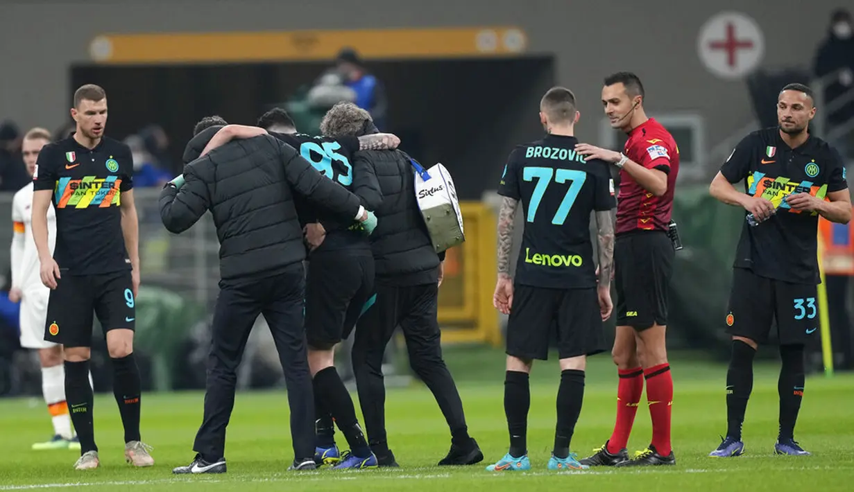 Pemain Inter Milan Alessandro Bastoni meninggalkan lapangan setelah mengalami cedera saat melawan AS Roma pada pertandingan sepak bola Coppa Italia di Stadion San Siro, Milan, Italia, 8 Februari 2022. Inter Milan menang 2-0. (AP Photo/Antonio Calani)