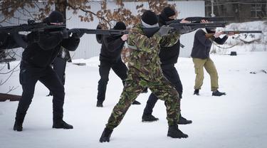 Khawatir Diserang Rusia, Warga Ukraina Latihan Pertahanan Militer