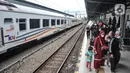 Suasana calon penumpang kereta api jarak jauh di Stasiun Pasar Senen, Jakarta Pusat, Minggu (17/7/2022). PT KAI mulai hari ini kembali memberlakukan syarat wajib bagi penumpang kereta jarak jauh, antara lain tes PCR bagi yang baru vaksin pertama dan tes antigen untuk vaksin kedua sebagai langkah mencegah penyebaran Covid-19. (merdeka.com/Iqbal S Nugroho)