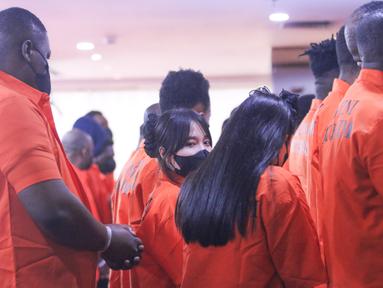 Warga Negara Asing (WNA) yang terjaring Operasi Pengawasan Wira Waspada Jabodetabek dihadirkan saat konferensi pers di kantor Direktorat Jenderal Imigrasi, Jakarta, Rabu (8/10/2025). (merdeka.com/Arie Basuki)