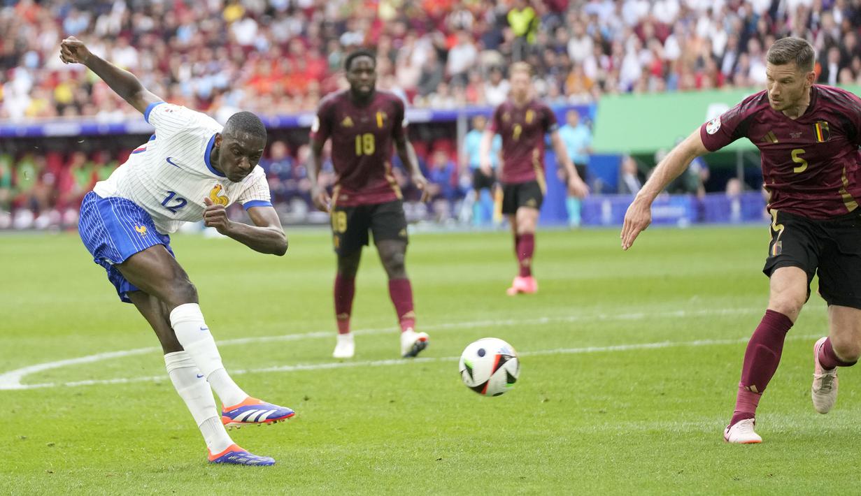 Striker Timnas Prancis, Randal Kolo Muani melepaskan tendangan di depan bek Timnas Belgia, Jan Vertonghen pada laga babak 16 besar Euro 2024 di Merkur Spiel-Arena, Dusseldorf, Jerman, Senin (1/7/2024). (AP Photo/Darko Vojinovic)