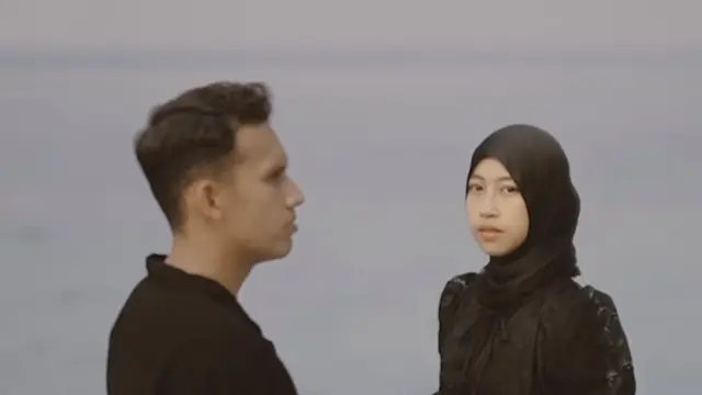 Foto prewed Adiba Khanza dan Egy Maulana bisa dijadikan inspirasi untuk para calon pengantin yang ingin terlihat romantis meski tak bersentuhan