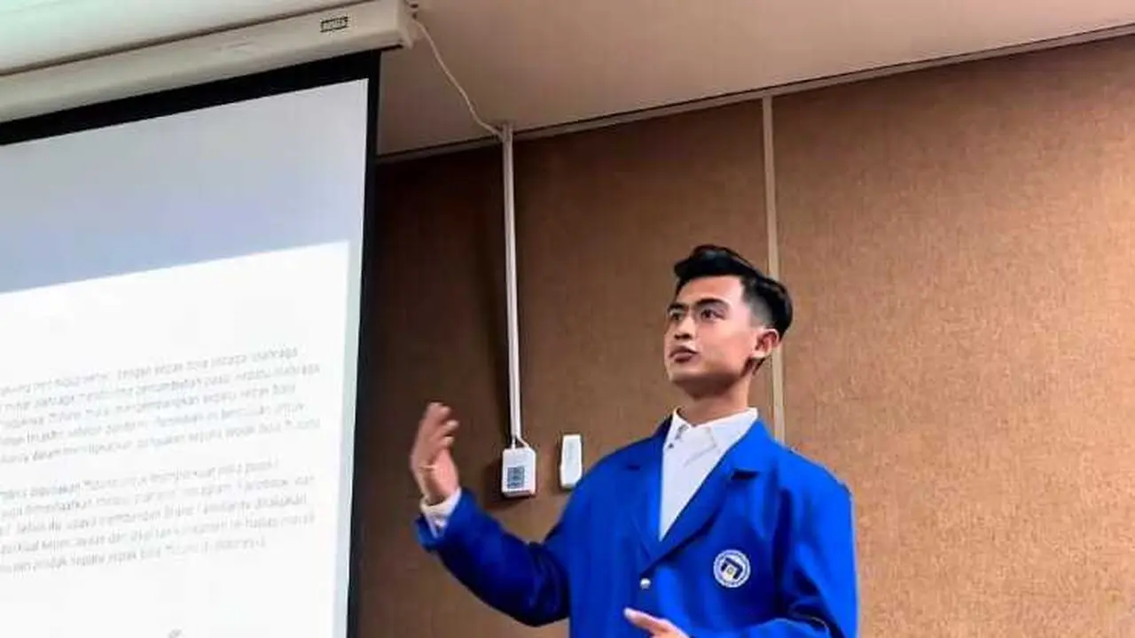 5 Potret Arhan Pratama Jalani Sidang Proposal Skripsi/Instagram @udinusofficial
