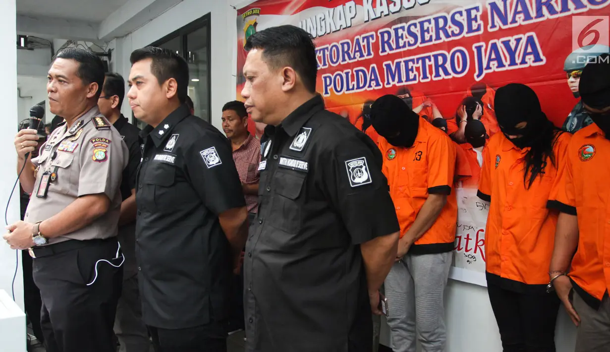 Tersangka anggota Dewan Perwakilan Rakyat Daerah Tabanan Bali dihadirkan saat rilis di Polda Metro Jaya, Jakarta, Kamis (15/6). Direktorat Reserse Narkoba Polda Metro Jaya tangkap anggota DPRD Tabanan Bali terkait narkoba. (Liputan6.com/Yoppy Renato)