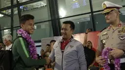 Pemain Timnas Indonesia, Osvaldo Haay, disambut Menpora, Imam Nahrawi, usai menjuarai Piala AFF U-22 2019 di Bandara Soetta, Tanggerang, Rabu (27/2). Timnas Indonesia mendapatkan bonus sebesar 2,1 milliar rupiah dari Kemenpora. (Bola.com/Yoppy Renato)