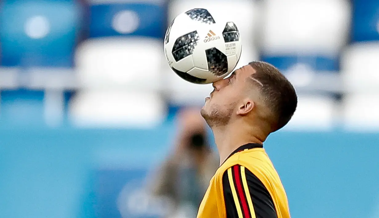 Gelandang Belgia, Eden Hazard mengontrol bola saat latihan jelang menghadapi Inggris pada grup G Piala Dunia 2018 di stadion Kaliningrad,  Rusia (27/6). Belgia telah mengumpulkan 6 poin sama seperti Inggris di grup tersebut. (AP Photo/Alastair Grant)