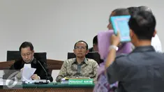 Terdakwa Mantan Menteri Agama Suryadharma Ali menyaksikan saksi saat diambil sumpah di Pengadilan Tipikor, Jakarta, Rabu (30/9/2015). Sidang menghadirkan lima saksi diantaranya Bendahara pengeluaran Kemenag, Wardasari Gandi. (Liputan6.com/Andrian M Tunay)