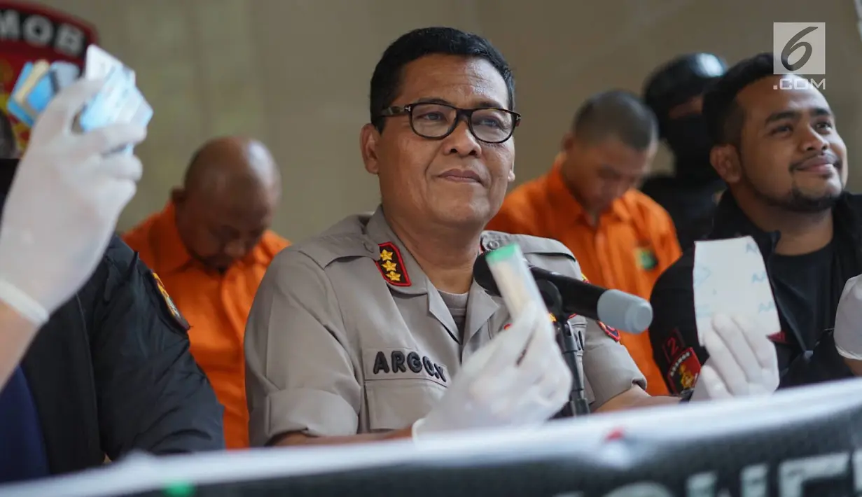 Kabid Humas Polda Metro Jaya Kombes Argo Yuwono menunjukkan barang bukti kasus pencurian ATM dan penipuan di Jakarta, Rabu (25/9/2019). Polisi menangkap sembilan orang dari tiga kasus berbeda dengan sejumlah barang bukti. (Liputan6.com/Immanuel Antonius)