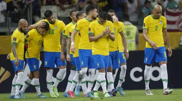 Gelandang Brasil, Philippe Coutinho (kedua kiri) berselebrasi bersama rekan-rekannya usai mencetak gol ke gawang Paraguay pada laga Kualifikasi Piala Dunia 2022 zona CONMEBOL di stadion Mineirao di Belo Horizonte, Brasil, Rabu (2/2/2022). Brasil menang atas Paraguay 4-0. (AP Photo/Andre Penner)