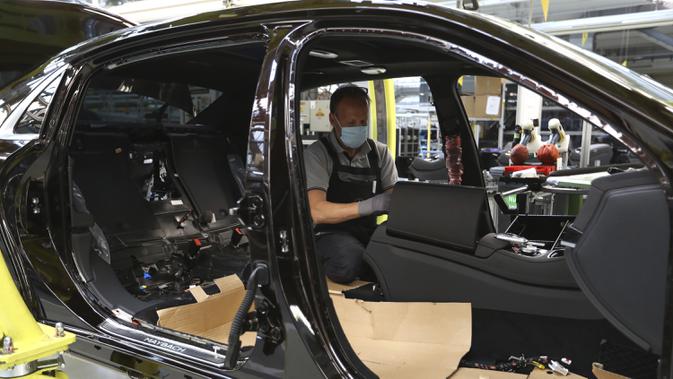 Pekerja merakit mobil Mercedes-Benz S-class di pabrik Mercedes, Sindelfingen, Jerman, Kamis (30/4/2020). Mulai 27 April 2020, Mercedes-Benz kembali membuka jalur produksi yang sebelumnya ditutup karena pandemi virus corona COVID-19. (AP Photo/Matthias Schrader)