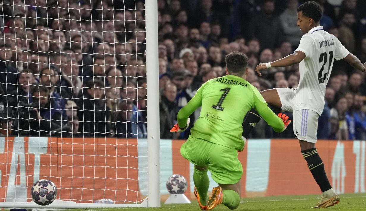 Pemain Real Madrid Rodrygo mencetak gol ke gawang Chelsea pada laga leg kedua perempat final Liga Champions di Stadion Stamford Bridge, Rabu (19/4/2023). Pemain asal Brasil ini memborong dua gol kemenangan Los Blancos di markas Chelsea. (AP Photo/Kirsty Wigglesworth)