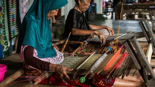 1. Desa Tenun Sukarara, Lombok