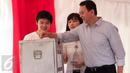 Calon gubernur DKI, Basuki Tjahaja Purnama (Ahok) bersama istri, Veronica Tan dan anaknya Nicholas Sean memasukkan surat suara setelah mencoblos pada Pilkada DKI 2017 putaran kedua di TPS 54, Pluit, Jakarta Utara, Rabu (19/4). (Liputan6.com/Faizal Fanani)