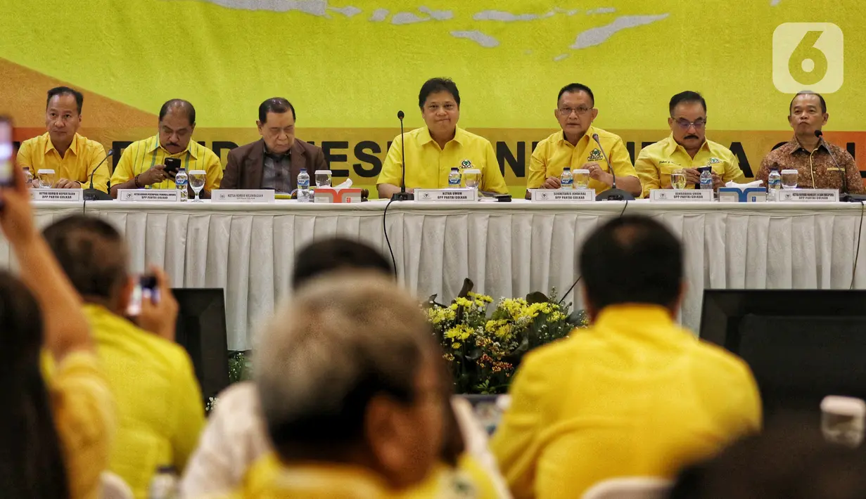 Ketua Umum Partai Golkar Airlangga Hartarto (tengah) saat mengikuti rapat pleno DPP Partai Golkar di Kantor DPP Golkar, Slipi, Jakarta, Selasa (5/11/2019). Rapat membahas munas untuk memilih Ketua Umum Golkar periode 2019-2024 di Bali pada Desember mendatang. (Liputan6.com/JohanTallo)