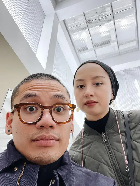 Pernyataan Gitasav selanjutnya juga membuat sebagian netizen tak sepakat dengannya. Mengingat anak yang umumnya dianggap anugerah ia menyebutnya sebagai beban. Pasangan asal Indonesia yang kini tinggal di Jerman ini cukup dikenal lewat karya sekaligus keputusan mereka untuk tidak memiliki keturunan. (Liputan6.com/IG/@gitasav)
