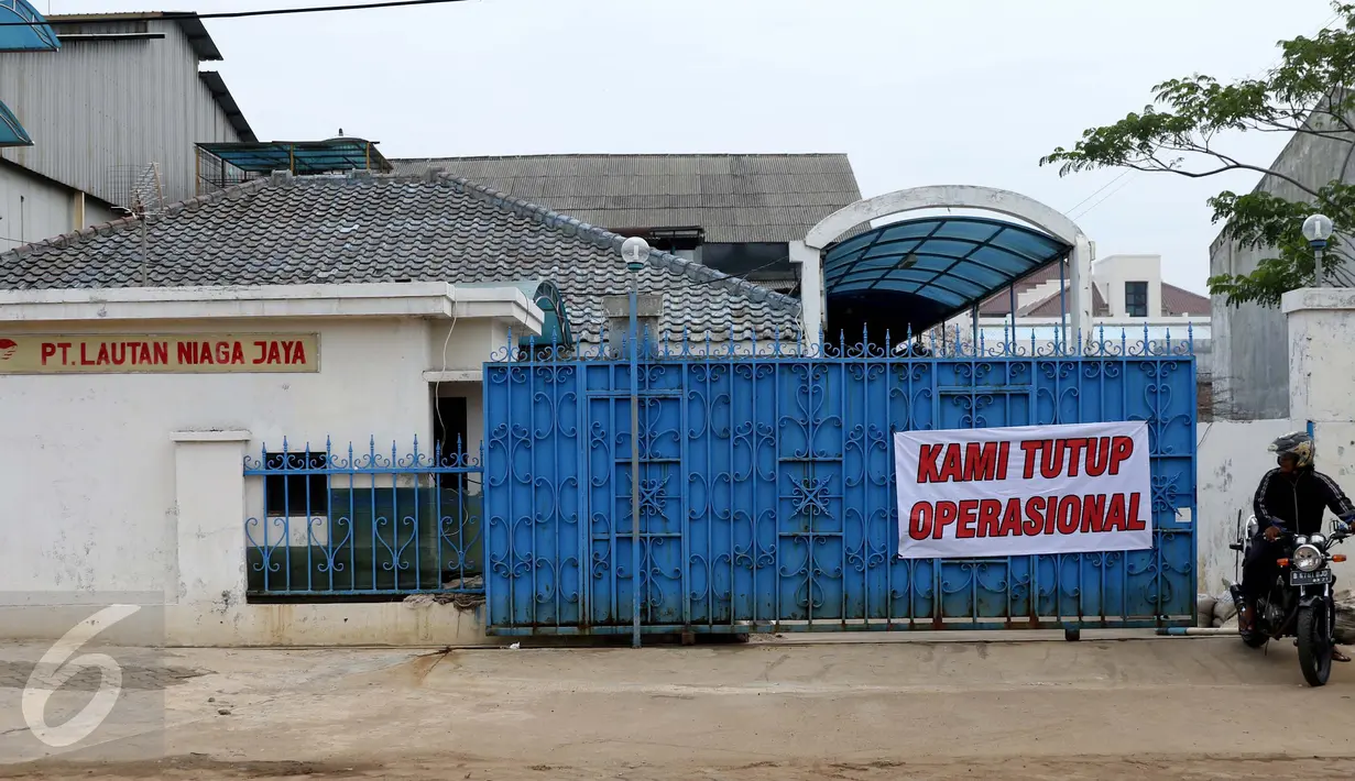 Spanduk 'Kami Tutup Operasional' terpasang di pabrik pengolahan ikan di Pelabuhan Muara Baru, Jakarta, Senin (10/10). Mogok massal dipicu tarif sewa lahan di Pelabuhan Muara Baru yang naik hingga 450% selama 5 tahun ke depan. (Liputan6.com/Gempur M Surya)