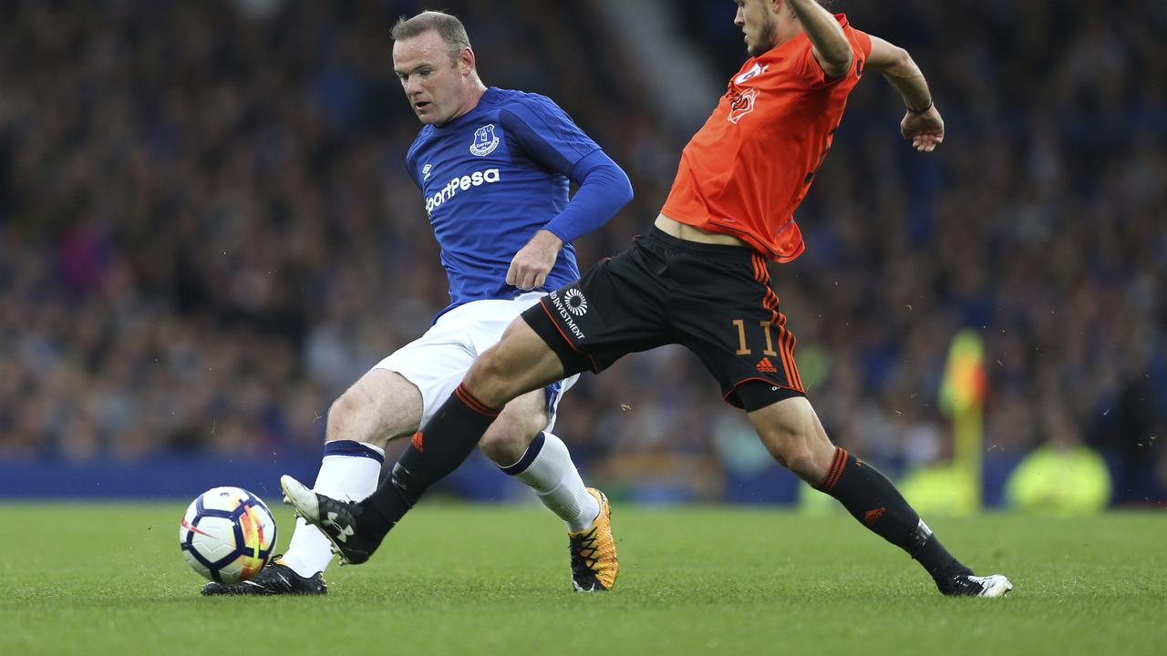 Striker Everton, Wayne Rooney (kiri), menghadapi Ruzomberok di Liga Europa setelah meninggalkan Manchester United (MU) musim panas ini. (AP Photo/Barrington Coombs)