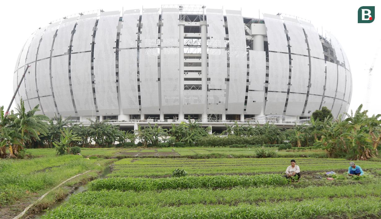 Stadion dengan kapasitas 82.000 ini merupakan stadion pertama di Indonesia yang memperoleh sertifikat green building level platinum atau berpredikat sebagai bangunan ramah lingkungan. (Bola.com/M iqbal Ichsan)