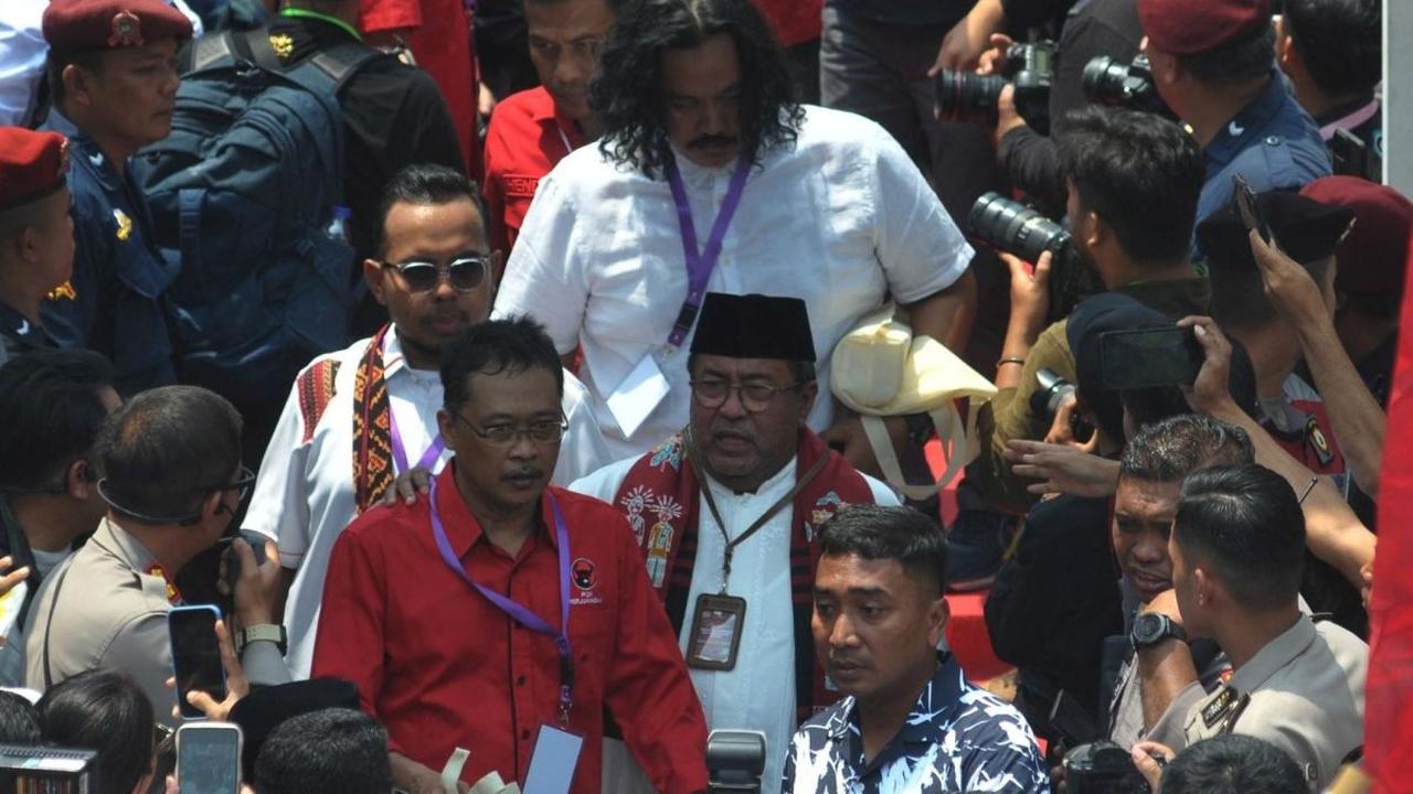 Pasangan Pramono Anung-Rano Karno tiba di Komisi Pemilihan Umum Provinsi DKI Jakarta, Rabu (28/8/2024). Pramono-Rano yang diusung oleh Partai Demokrasi Indonesia Perjuangan (PDIP) siap bertarung di Pilkada DKI Jakarta Tahun 2024. Foto: merdeka.com / Imam 