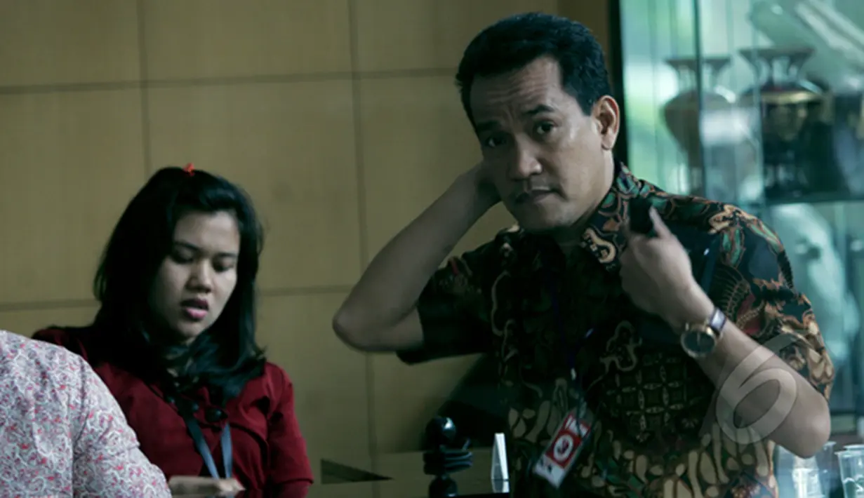 Refly Harun (kanan) tiba di Gedung Komisi Pemberantasan Korupsi (KPK), Jakarta, (17/2/2015). Kedatangannya untuk memberi masukkan kepada ketua KPK Abraham Samad terkait penetapannya sebagai tersangka oleh pihak kepolisian. (Liputan6.com/Faisal R Syam)