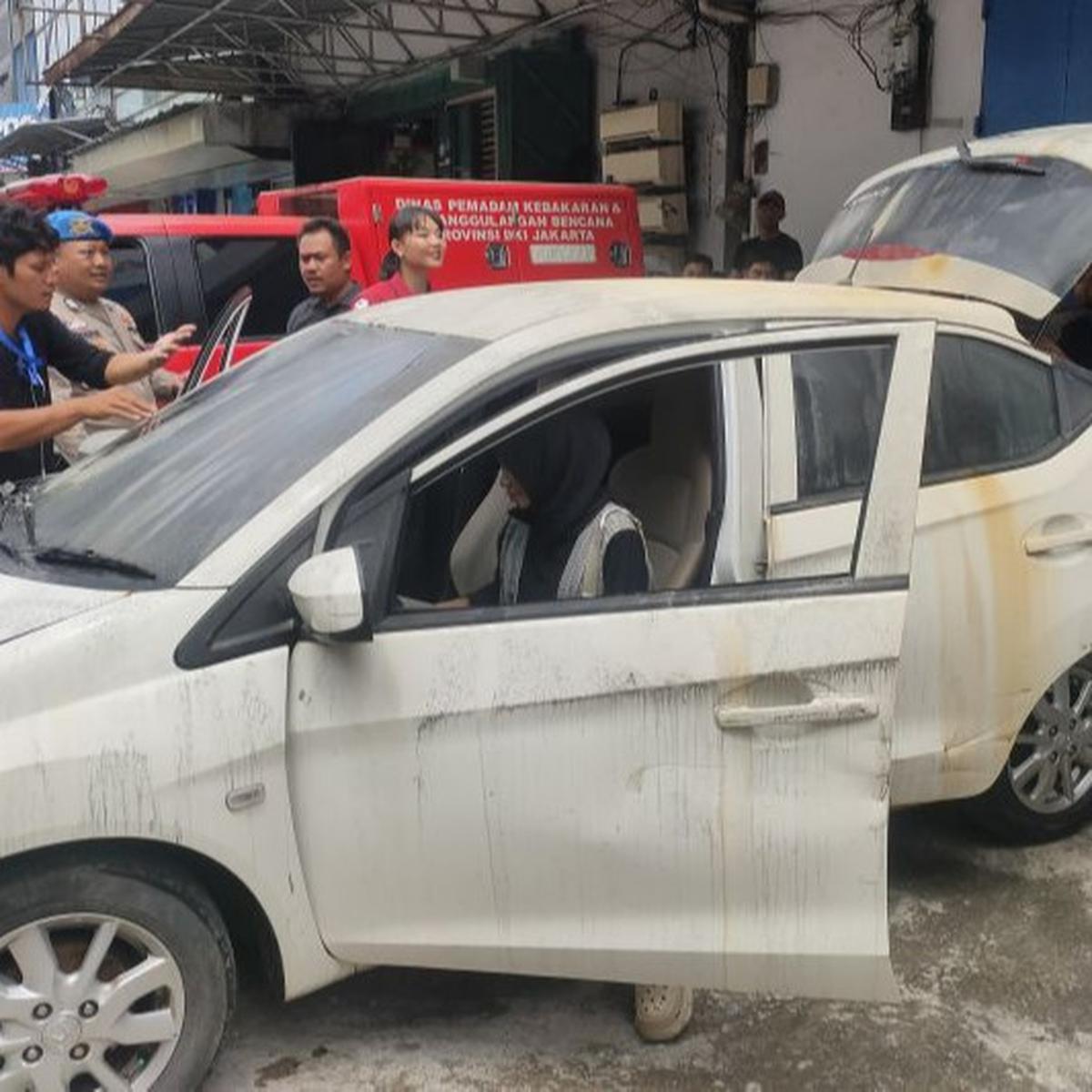 mobil pramugari diduga korban kebakaran glodok plaza