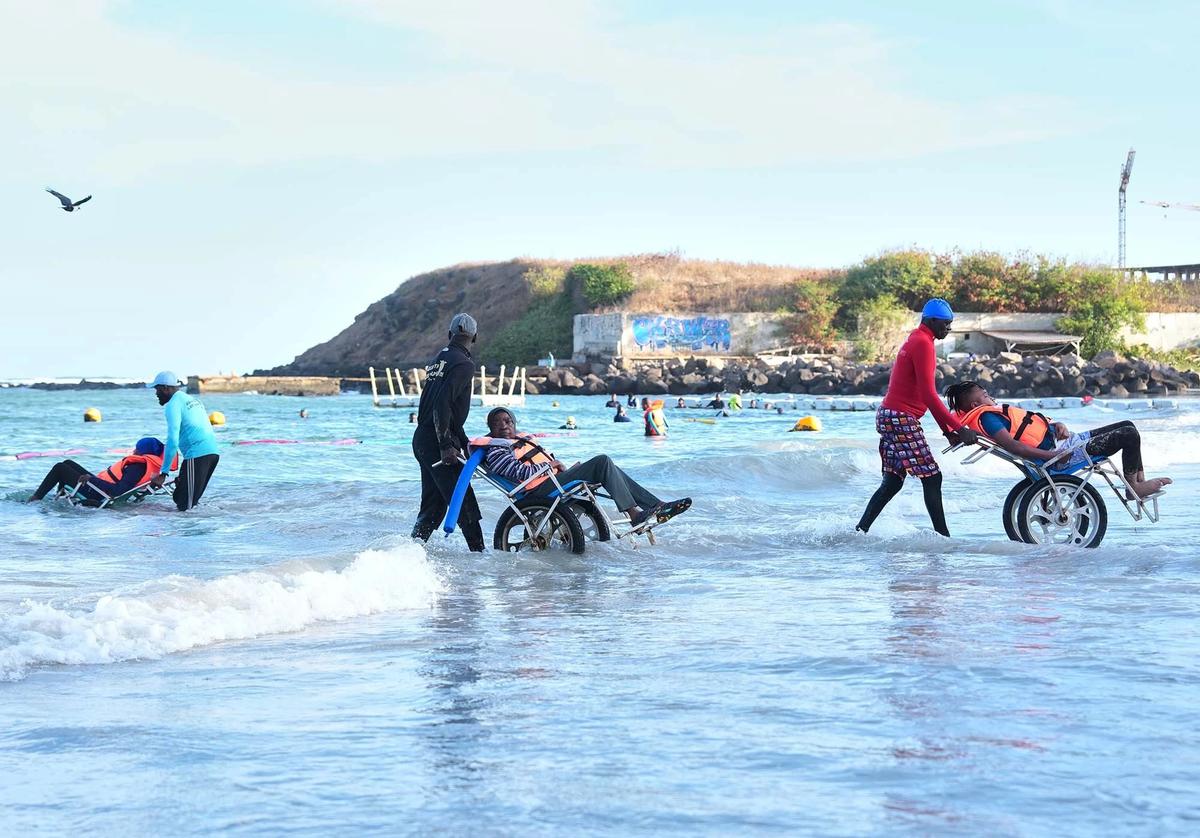 FOTO: Senam Air di Laut Dakar Hadir Sebagai Solusi Terapi Kesehatan Lansia