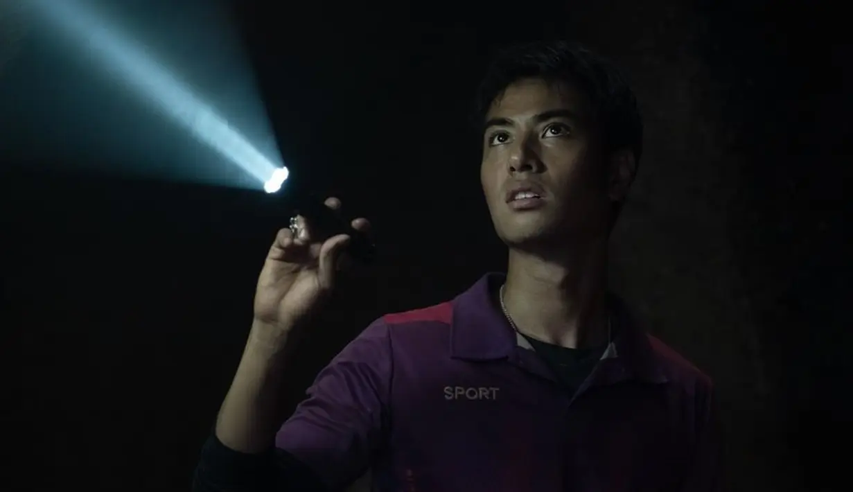 Gambar yang diupload Netflix Indonesia menampilkan adegan dalam serial Thai Cave Rescue. Fakta menarik sekaligus menyedihkan dalam serial ini adalah pemeran karakter Coach Eak, Beam Papangkorn meninggal dunia usai menyelesaikan syuting Thai Cave Rescue. (Instagram/@netflixid)