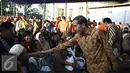 Presiden Jokowi tampak menyalami warga, Jakarta, Kamis (3/9/2015). Presiden Jokowi bersama Gubernur Ahok mengadakan blusukan dan membagikan semabko pada warga di kawasan Cilincing. (Liputan6.com/Gempur M Surya)