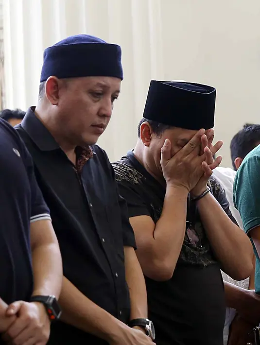 Kesedihan nampak jelas pada musisi yang kini menjadi Anggota DPR itu. Ia terlihat khusyu saat mendoakan sang ibu mertua. (Nurwahyunan/Bintang.com)