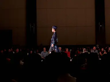 Model mengenakan busana LaSalle College yang bertajuk "Sekala" pada Fashion Nation di Senayan City, Jakarta (15/4). Peragaan busana ini merupakan hasil observasi studi para murid LaSalle College Jakarta di Pulau Dewata. (Liputan6.com/Gempur M Surya)