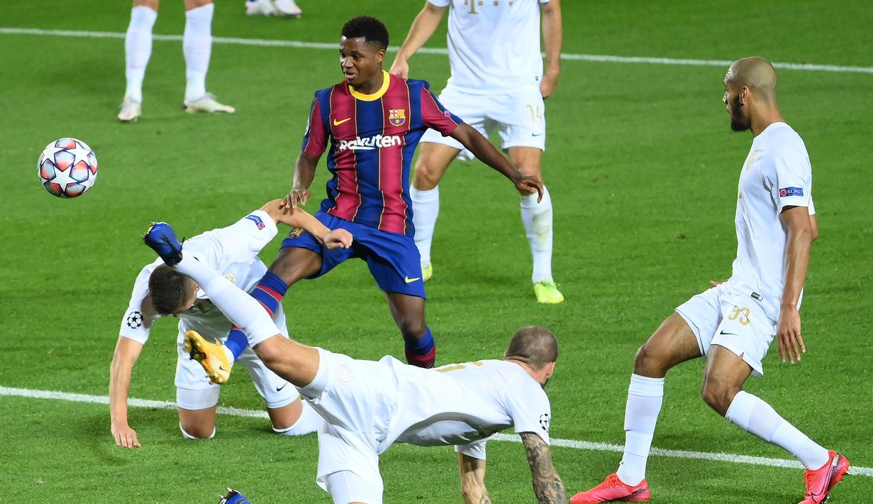 Penyerang Barcelona, Ansu Fati, berusaha melewati pemain Ferencvaros pada matchday 1 Grup G Liga Champions 2020/2021 di Camp Nou, Rabu (21/10/2020) dini hari WIB. Barcelona menang 5-1 atas Ferencvaros. (AFP/Lluis Gene)