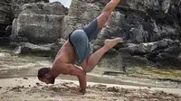 Caleb Packham tekuni yoga Sattva karena ia mengalami kelainan kutil di telapak kaki. (Instagram Caleb Packham)