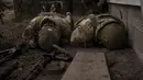 Tentara Ukraina berlindung dari tembakan artileri yang masuk di Irpin, pinggiran Kyiv, Minggu, 13 Maret 2022. Tepat pada hari ini, Kamis, 24 Maret 2022, invasi Rusia ke Ukraina sudah terhitung genap satu bulan penuh. (AP Photo/Felipe Dana)